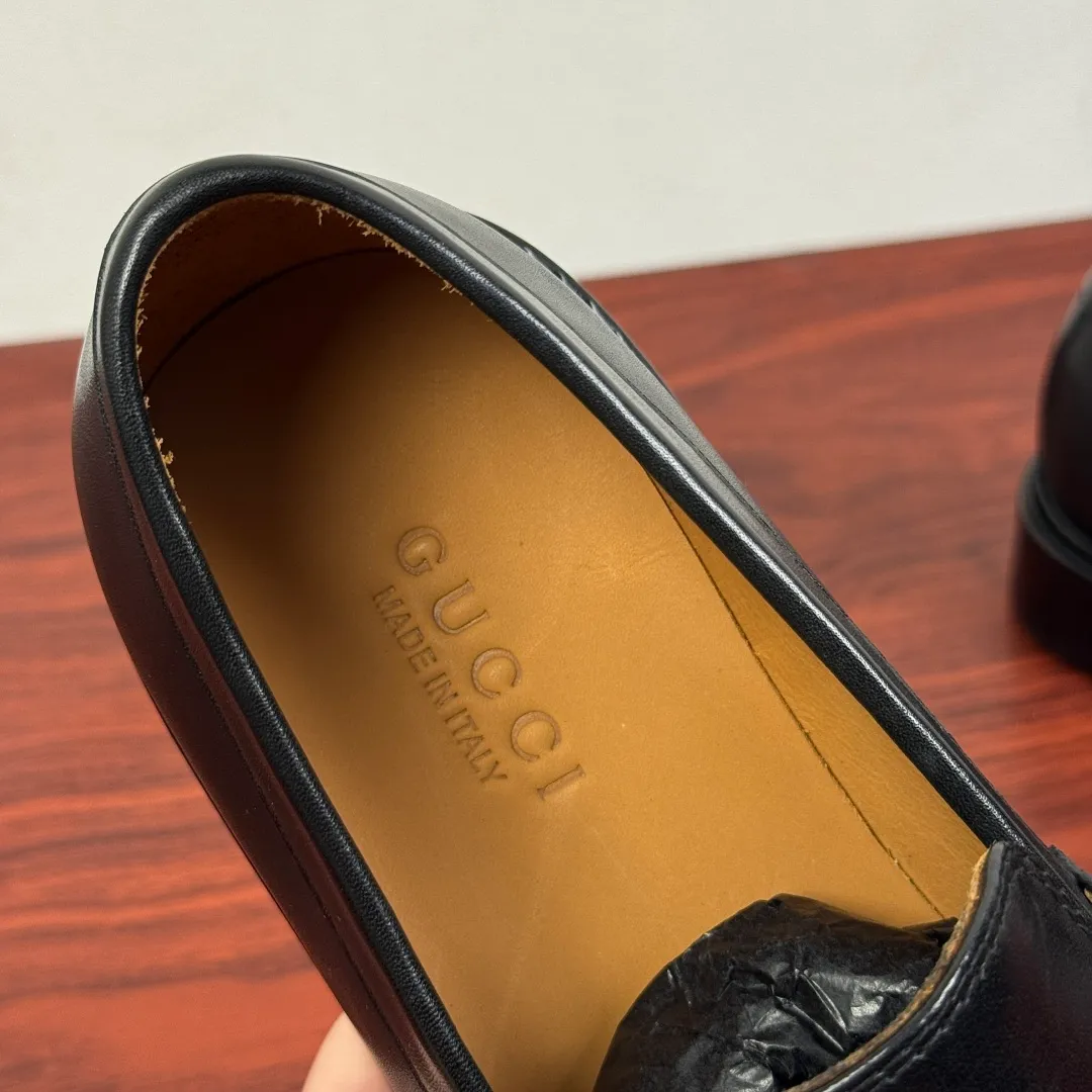 Batch 980 Gucci/Gucci new men's loafers with horsebit buckle! These classic loafers, embellished with a horsebit buckle, embody timeless elegance and pay homage to the brand's rich heritage. The carefully crafted leather sole and semi-circular toe inject new charm into the entire design. Iconic accessories and metal buckle finishes complement each other, classic loose fit, solid color leather highlights the simple and rustic temperament. Select high-quality leather. Pay attention to the details of the leather material. The texture is bright. The leather has excellent toughness. It is soft, comfortable and durable. The dyed calfskin lining has uniform and fine holes, soft and comfortable. The thickened leather outsole and the composite rubber bottom sheet at the heel are extremely comfortable, wear-resistant and non-slip. It is the first choice for light weight. It is versatile and luxurious, and comes with a full set of packaging! Size: 39-40-41-42-43-44 leather shoe size (can be customized to 38.45.46) Item number: 812158 black cowhide